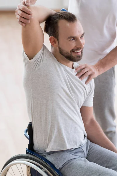 Joven discapacitado divertido haciendo ejercicio en el gimnasio — Foto de Stock