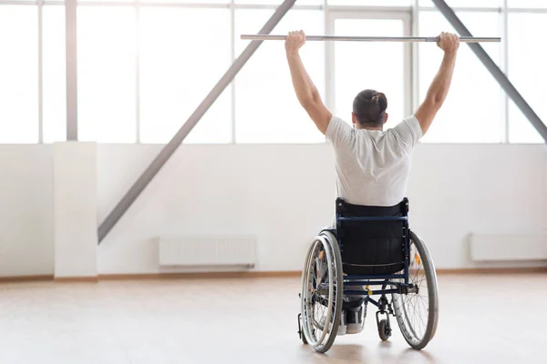 Starker junger Invalide trainiert mit Gewichten im Fitnessstudio — Stockfoto