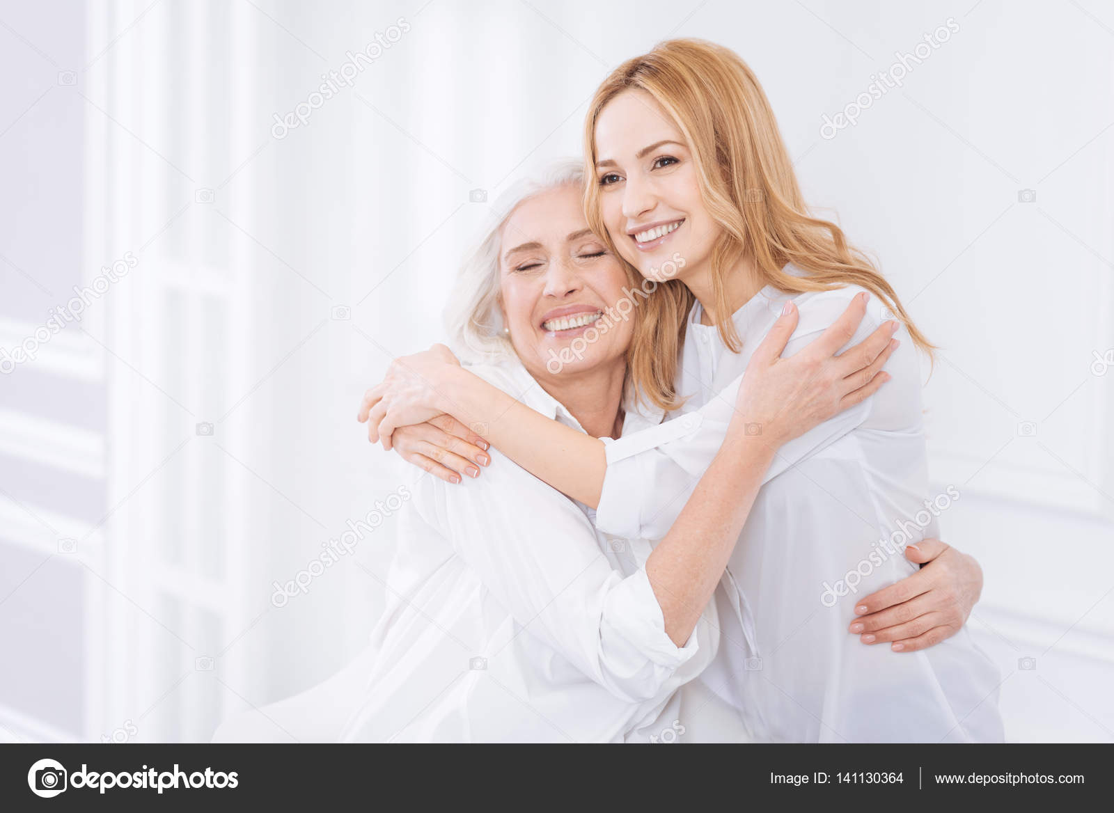 Фотосессия со взрослой дочерью. Мама и дети трогательные. Мама обнимает сына. Когда ее мама красивее чем она. Фотосессия мама и взрослая дочь.