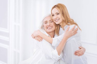 Hoş kadın ve annesi kucaklayan