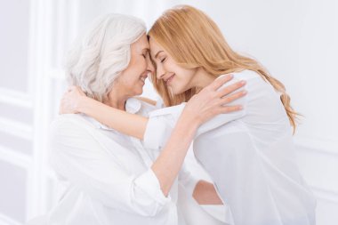Pozitif yetişkin kadın ve aşk ifade onun moter