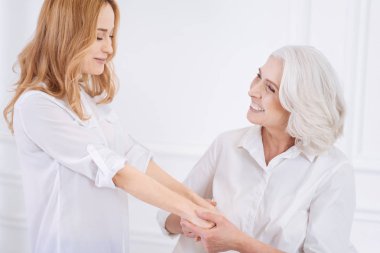 Neşeli yetişkin kadın ve annesi evde istirahat