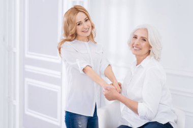 Neşeli mutlu yetişkin kadın annesi ile dinlenme