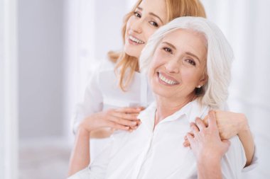 Söyleyin yaşlı kadın kızıyla birlikte kucaklayan