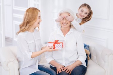 Neşeli aile tebrik büyükanne