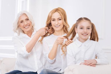 Aile üyeleri için saç stilleri yapma