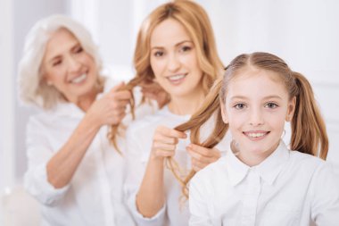 Neşeli aile üyeleri birlikte evde istirahat