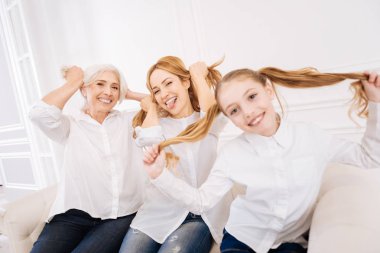 Pozitif aile üyeleri evde eğlenmek