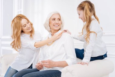 Pozitif anne ve küçük kızı büyükannesi ile dinlenme
