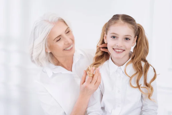 Femme âgée positive au repos avec sa petite-fille — Photo