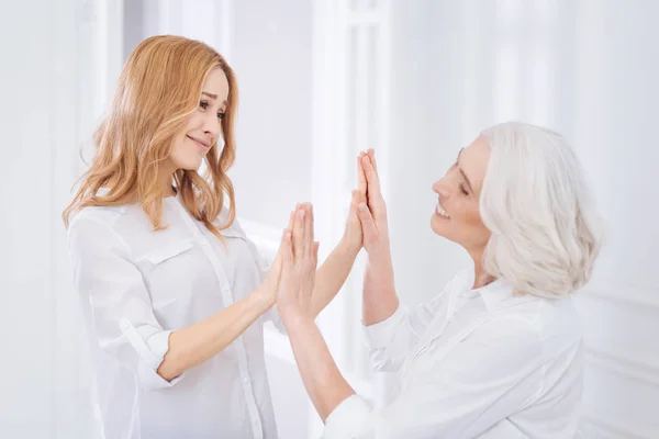 Positiv mor och hennes vuxna dotter vilar hemma — Stockfoto