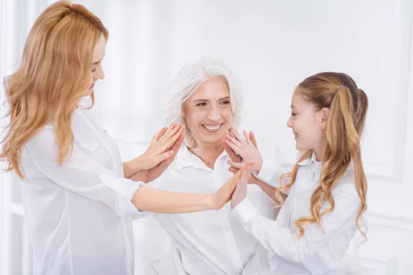 Fröhliche Familienmitglieder, die sich zu Hause ausruhen — Stockfoto