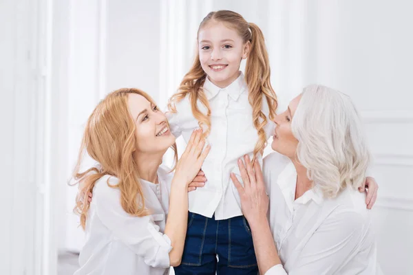 Niña alegre descansando con su familia . — Foto de Stock