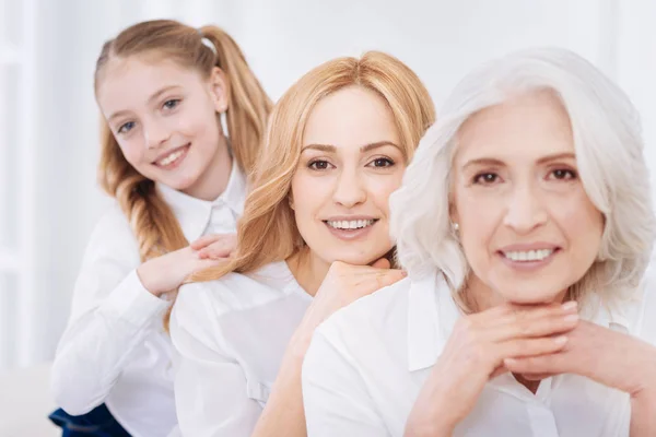 Fröhliche Familie, die zu Hause zusammen ruht — Stockfoto