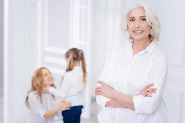 Deighted zorg ouder vrouw rusten met haar familie thuis — Stockfoto