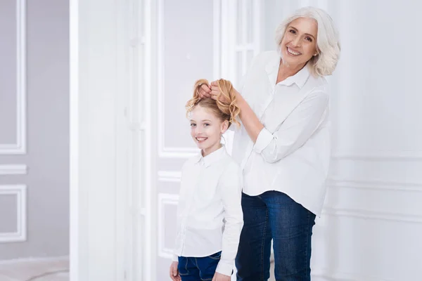 Vrouw speelt met haar kleindochter — Stockfoto