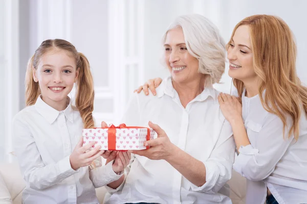 Fröhliche Mitglieder mit Geschenken — Stockfoto