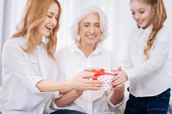 Membros alegres da família feminina expressando alegria em casa — Fotografia de Stock