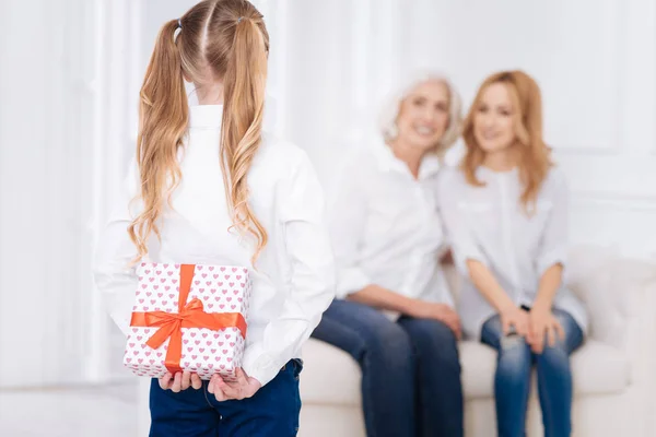 Aangenaam meisje voorbereiding verrassing — Stockfoto