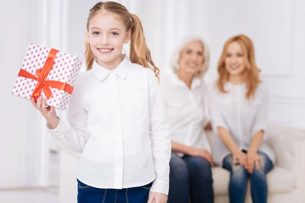 Hübsches kleines lächelndes Mädchen mit Geschenk — Stockfoto