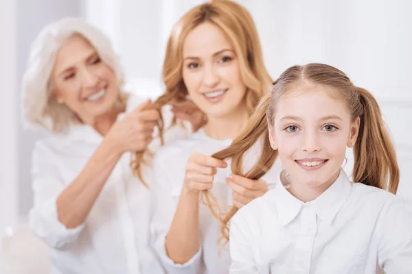 Vrolijke familieleden rust samen thuis — Stockfoto