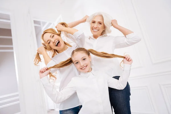 Familia alegre descansando juntos — Foto de Stock