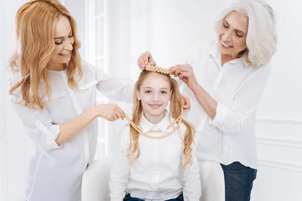 Niña sonriente descansando con su familia — Foto de Stock