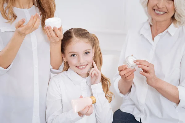 Meisje met behulp van schoonheid crème. — Stockfoto