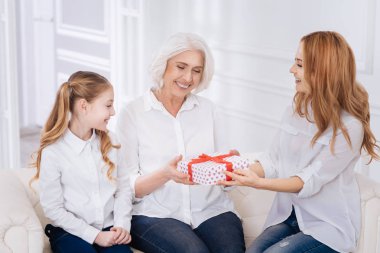 Pozitif aile üyeleri kutlama sahip