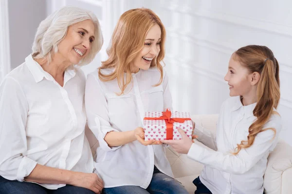 Positieve moeder en grootmoeder feliciteren met meisje — Stockfoto