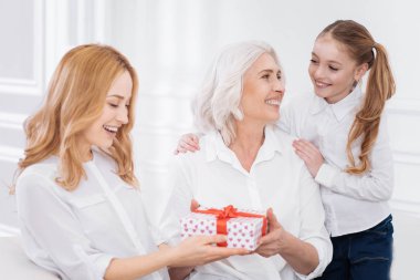 Neşeli aile üyeleri holdign mevcut