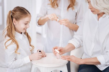 Tırnak cilası kullanarak aile neşeli Bayan Üyelerimiz