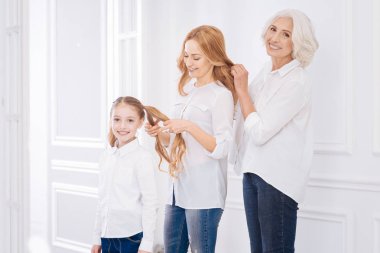 Pozitif aile üyeleri için saç yapma