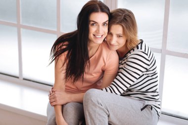 Bir pencere pervazına üzerinde oturan hoş bir duygusal Çift