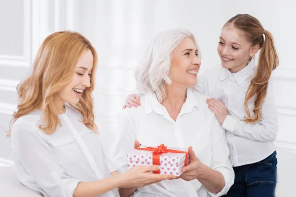 Membrii familiei bucuroase holdign prezent — Fotografie, imagine de stoc