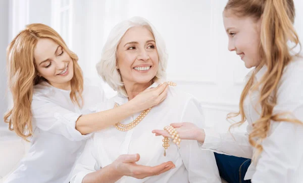 Miembros positivos de la familia femenina usando accesorios —  Fotos de Stock