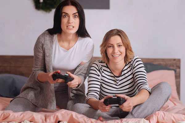 Amigos demasiado emocionales jugando videojuegos — Foto de Stock
