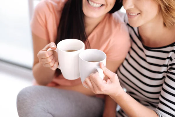 Две элегантные дамы пьют освежающий кофе — стоковое фото
