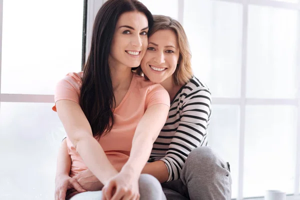 Feliz impresionante damas posando para un fotógrafo — Foto de Stock