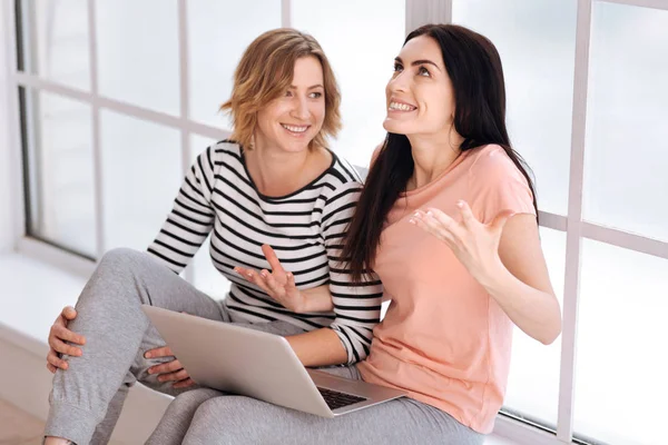 Dos amigos emocionales teniendo una conversación expresiva — Foto de Stock