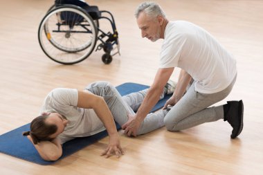 Giden fizyoterapist Engelli hasta spor salonunda germe