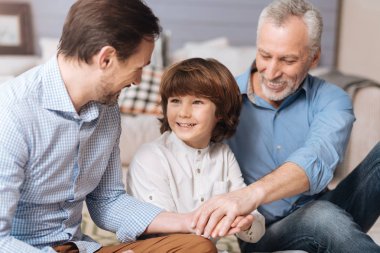 Neşeli mutlu adamlar onların elele