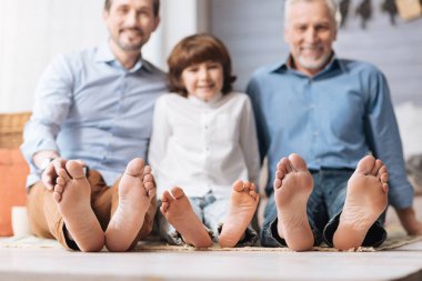 Mutlu pozitif aile üyeleri birlikte oturan