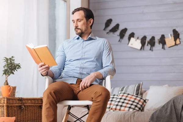 Schöner angenehmer Mann liest ein Buch — Stockfoto