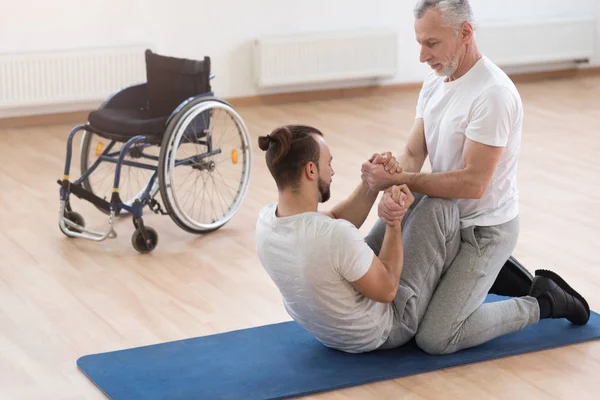 Képzett ortopéd segíti a fogyatékkal élők, az edzőteremben — Stock Fotó