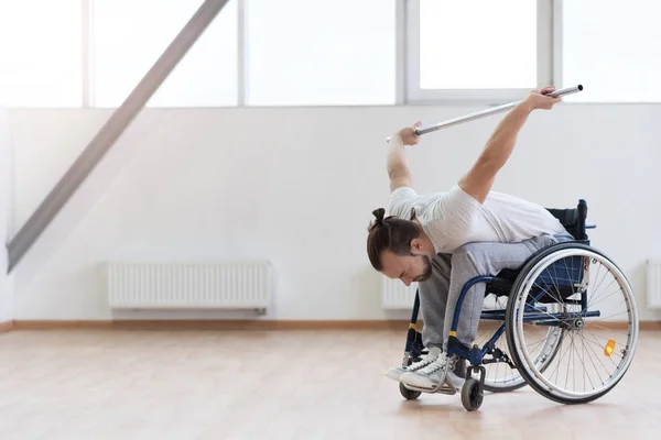 Junge Behinderte dehnen sich in der Turnhalle — Stockfoto