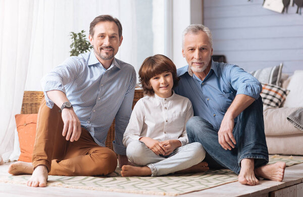 Хорошая дружная семья, сидящая вместе
