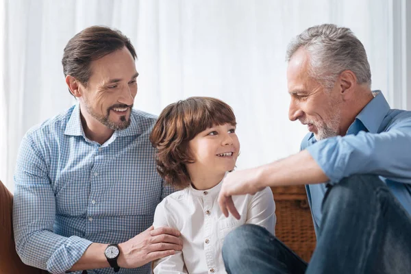 Knappe blij grootvader kijken van zijn kleinzoon — Stockfoto