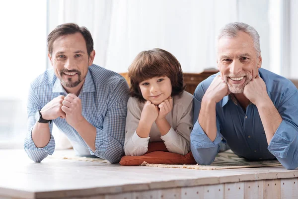 Familia feliz positiva mirándote — Foto de Stock