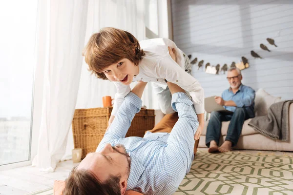 Encantado bom pai homem segurando seu filho — Fotografia de Stock